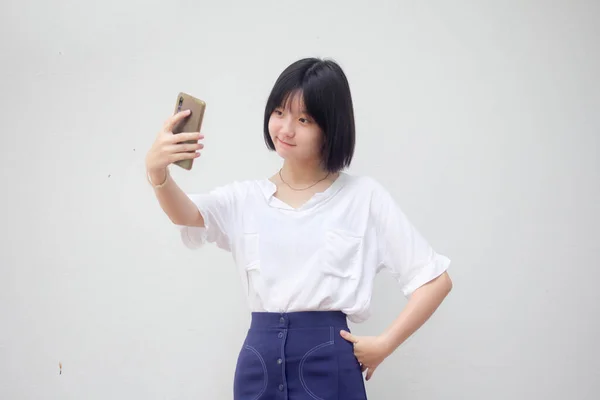 アジアタイティーンホワイトTシャツ美しいです女の子使用して彼女のスマートフォンSelfie — ストック写真