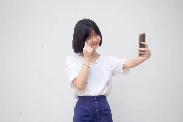 Azjatyckie Tajski Nastolatek Biały Shirt Piękna Dziewczyna Pomocą Jej Smartfon — Zdjęcie stockowe