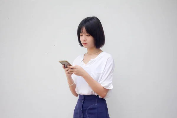 Asya Taylandlı Genç Japon Tişörtü Güzel Kız Telefonunu Kullanıyor Gülümsüyor — Stok fotoğraf