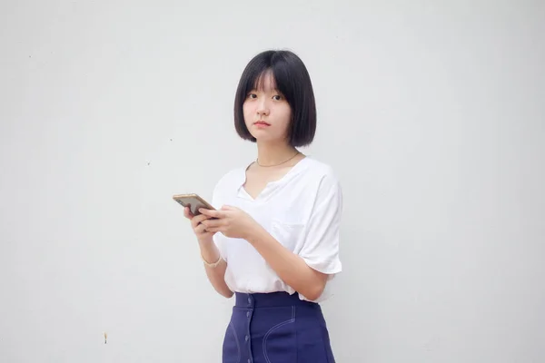 Ásia Tailandês Japonês Adolescente Branco Shirt Menina Bonita Usando Seu — Fotografia de Stock