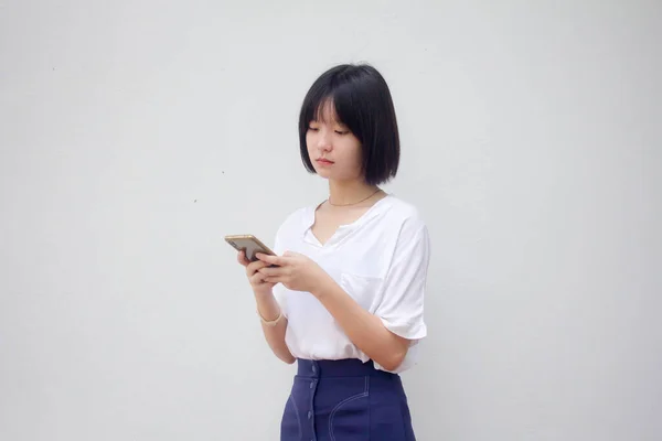 Ásia Tailandês Japonês Adolescente Branco Shirt Menina Bonita Usando Seu — Fotografia de Stock