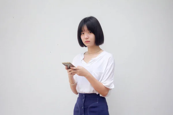 Ásia Tailandês Japonês Adolescente Branco Shirt Menina Bonita Usando Seu — Fotografia de Stock