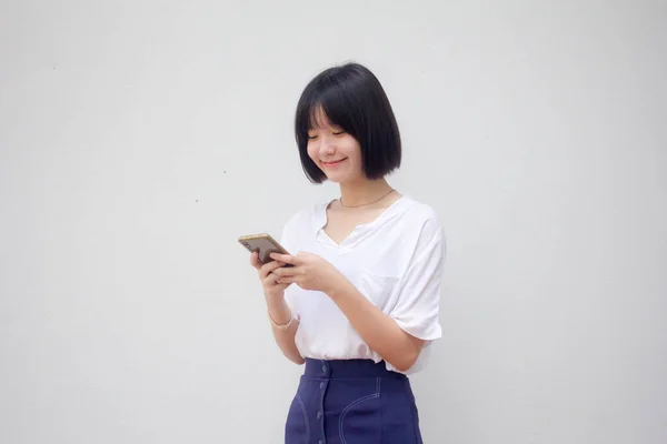Asiático Tailandés Japonés Adolescente Blanco Camiseta Hermosa Chica Usando Teléfono —  Fotos de Stock
