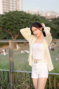 Asia Thai ergen sarı tişörtü güzel kız gülümse ve rahatla