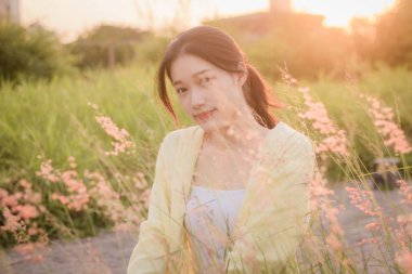 Asia Thai ergen sarı tişörtü güzel kız gülümse ve rahatla