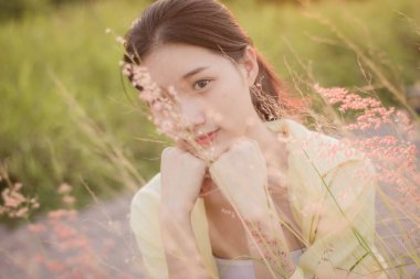 Asia Thai ergen sarı tişörtü güzel kız gülümse ve rahatla