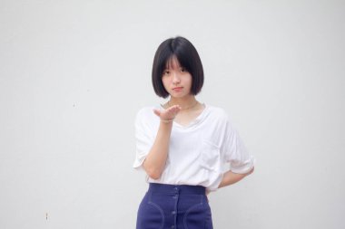 Asya Taylandlı genç beyaz tişörtlü güzel kız bir öpücük gönder.