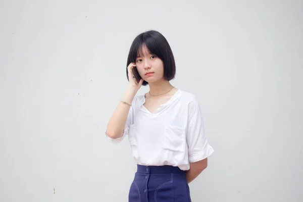 亚洲人日本青少年白衬衫漂亮女孩打电话给智能手机 — 图库照片