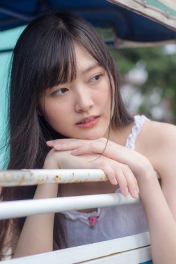 Asyalı thai kızı Beyaz elbiseli güzel kız gülümse ve rahatla