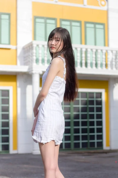 Asia Thai Gadis Gaun Putih Gadis Cantik Tersenyum Dan Rileks — Stok Foto