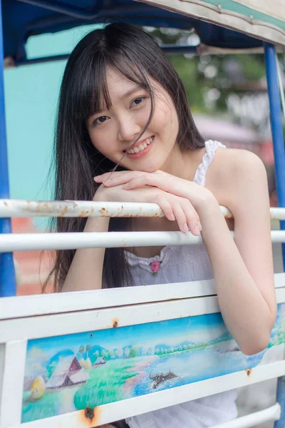 Asiático Tailandés Chica Blanco Vestido Hermosa Chica Sonrisa Relajarse — Foto de Stock