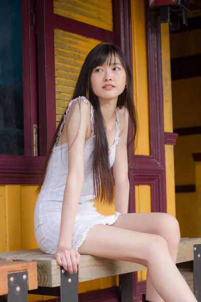 Ázsiai Thai Lány Fehér Ruha Gyönyörű Lány Mosoly Pihenés — Stock Fotó