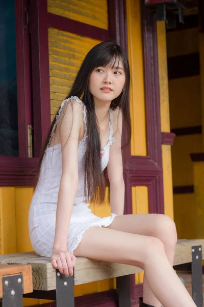 Asyalı Thai Kızı Beyaz Elbiseli Güzel Kız Gülümse Rahatla — Stok fotoğraf