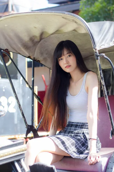 日本成年漂亮女孩白衬衫格子裙的肖像放松时间 — 图库照片