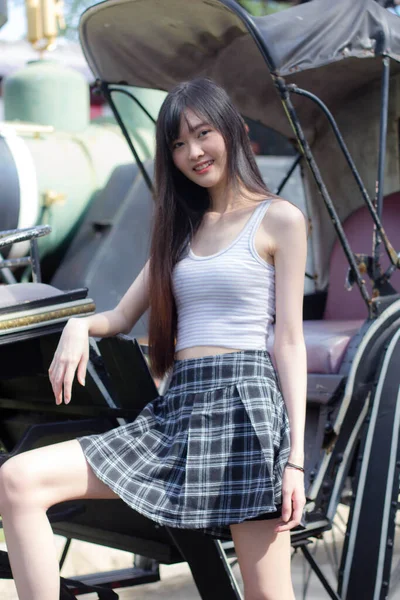 Portret Van Japan Volwassen Mooi Meisje Wit Shirt Geruite Rok — Stockfoto