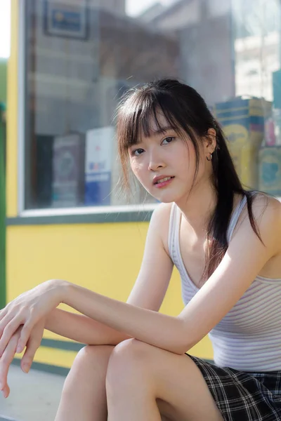 Portret Van Japan Volwassen Mooi Meisje Wit Shirt Geruite Rok — Stockfoto