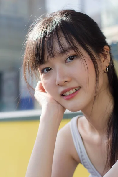 Портрет Японской Взрослой Красивой Девушки Белой Рубашки Клетчатой Юбки Расслабиться — стоковое фото