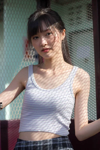 日本の肖像 大人の美しい女の子の白いシャツは 時間をリラックスしたスカート — ストック写真