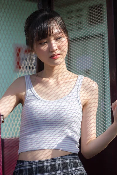 Πορτρέτο Της Ιαπωνίας Ενηλίκων Όμορφο Κορίτσι Λευκό Πουκάμισο Καρό Φούστα — Φωτογραφία Αρχείου