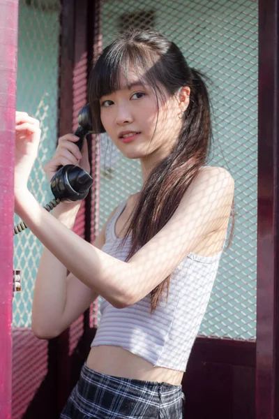 Porträtt Japansk Vuxen Vacker Flicka Vit Skjorta Rutig Kjol Koppla — Stockfoto