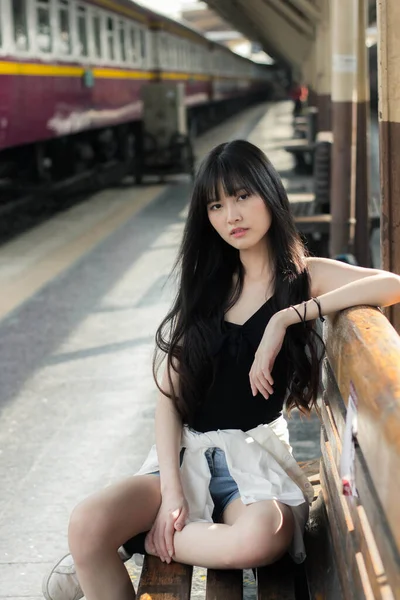 タイの肖像日本の大人の美しい女の子の黒シャツ青ジーンズリラックス時間 駅のファッション — ストック写真