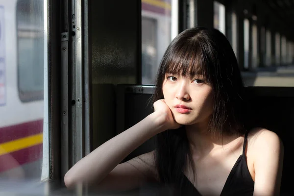 泰国人的肖像日本成年人漂亮女孩的黑色衬衫蓝色牛仔裤放松时间 火车站时尚 — 图库照片