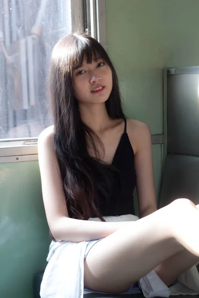 Portré Thai Japán Felnőtt Gyönyörű Lány Fekete Ing Kék Farmer — Stock Fotó