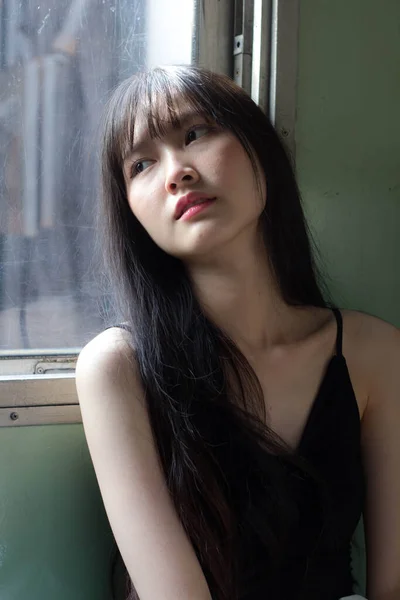 Retrato Tailandés Japón Adulto Hermosa Chica Negro Camisa Azul Jeans —  Fotos de Stock