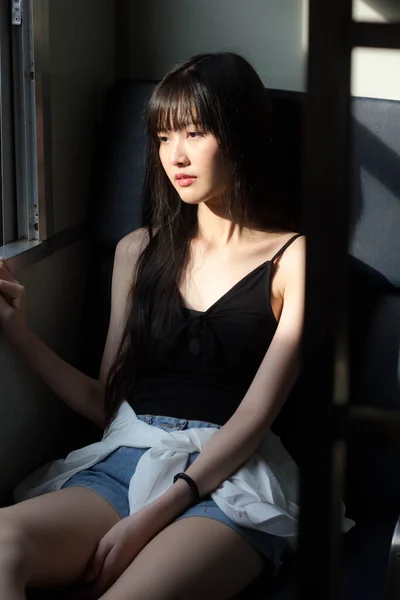 泰国人的肖像日本成年人漂亮女孩的黑色衬衫蓝色牛仔裤放松时间 火车站时尚 — 图库照片