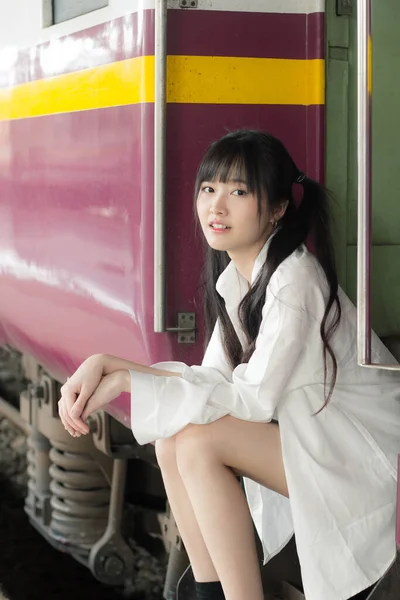 Porträtt Thai Japan Vuxen Vacker Flicka Vit Skjorta Blå Jeans — Stockfoto