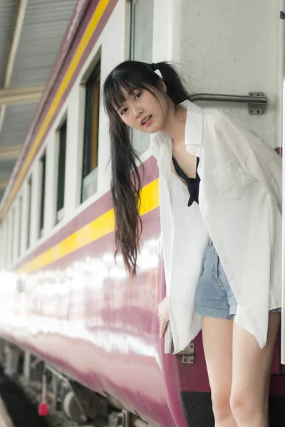 Portræt Thai Japan Voksen Smuk Pige Hvid Skjorte Blå Jeans - Stock-foto