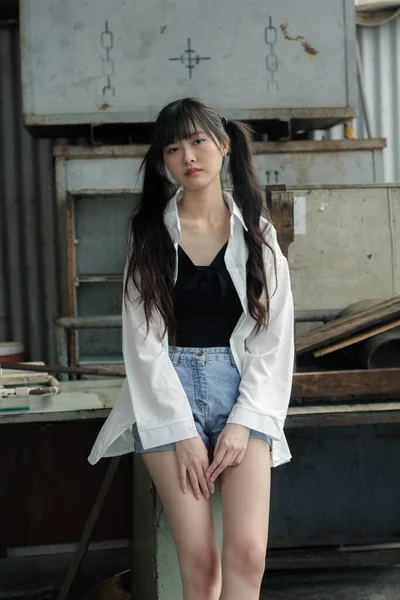 Portrait Thai Japon Adulte Belle Fille Chemise Blanche Jeans Bleu — Photo