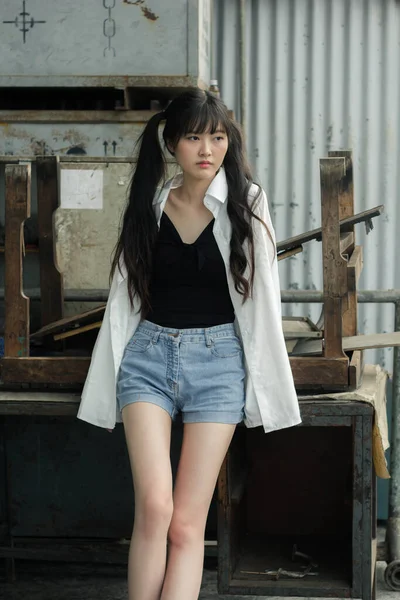 Portrét Thajské Japonsko Dospělá Krásná Dívka Bílá Košile Modré Džíny — Stock fotografie