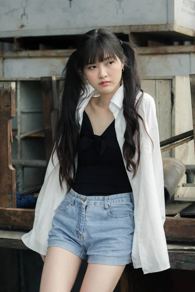 Retrato Tailandês Japão Adulto Linda Menina Branca Camisa Azul Jeans — Fotografia de Stock