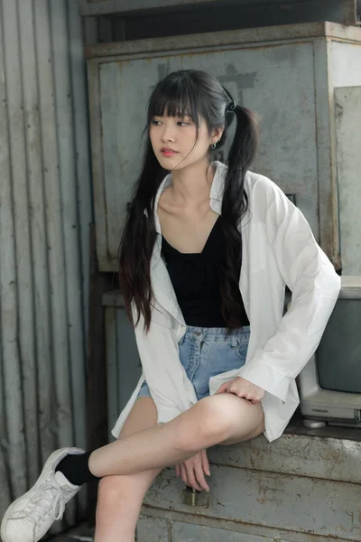 Portrét Thajské Japonsko Dospělá Krásná Dívka Bílá Košile Modré Džíny — Stock fotografie