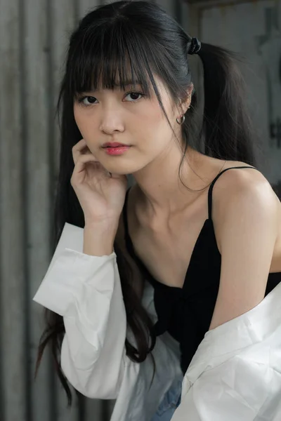 Портрет Тайської Японської Дорослої Красивої Дівчини Біла Сорочка Сині Джинси — стокове фото