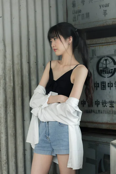 Portrait Thai Japon Adulte Belle Fille Chemise Blanche Jeans Bleu — Photo