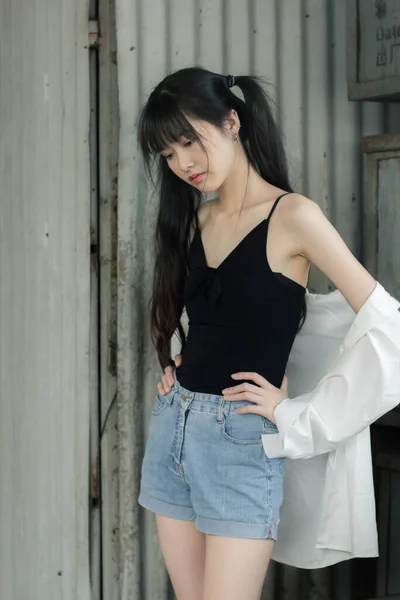 Portrait Thai Japon Adulte Belle Fille Chemise Blanche Jeans Bleu — Photo