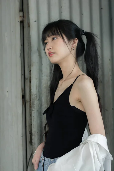 Portret Tajskiej Japonii Dorosłych Piękna Dziewczyna Biała Koszula Niebieski Dżinsy — Zdjęcie stockowe
