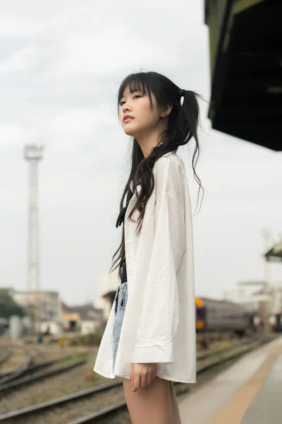 Retrato Tailandês Japão Adulto Linda Menina Branca Camisa Azul Jeans — Fotografia de Stock