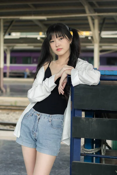 Retrato Tailandês Japão Adulto Linda Menina Branca Camisa Azul Jeans — Fotografia de Stock