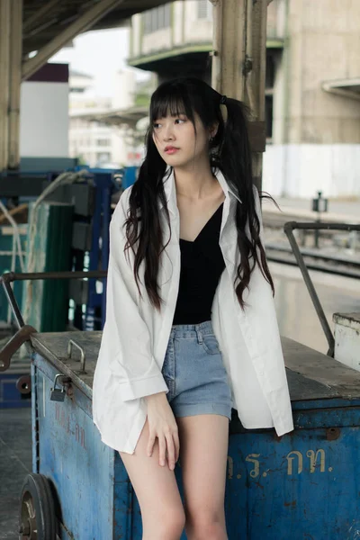 Portret Tajskiej Japonii Dorosłych Piękna Dziewczyna Biała Koszula Niebieski Dżinsy — Zdjęcie stockowe