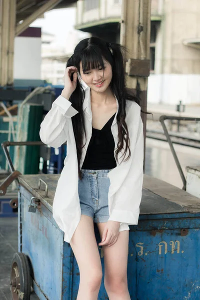 Portrait Thai Japon Adulte Belle Fille Chemise Blanche Jeans Bleu — Photo