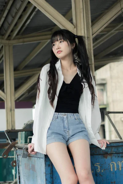 Retrato Tailandés Japón Adulto Hermosa Chica Blanca Camisa Azul Jeans — Foto de Stock