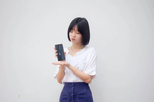 Asiático Tailandés Japonés Adolescente Blanco Camiseta Hermosa Chica Mostrar Teléfono —  Fotos de Stock