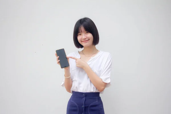 日本十几岁的少年白衬衫漂亮女孩露出她的手机和微笑 — 图库照片
