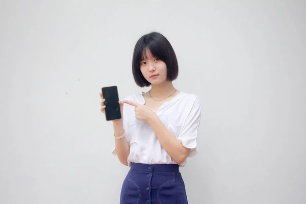 Asiático Tailandés Japonés Adolescente Blanco Camiseta Hermosa Chica Mostrar Teléfono — Foto de Stock