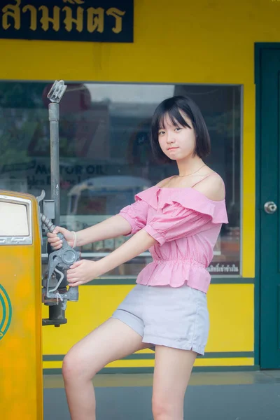 Asia Thai Teen Pembe Tişört Güzel Kız Gülümse Rahatla — Stok fotoğraf