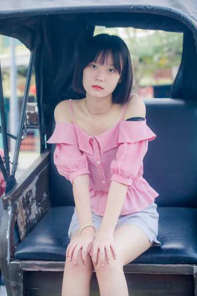 Asia Thai Teen Pembe tişört Güzel kız gülümse ve rahatla