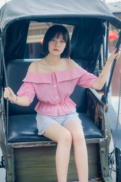 Asia Thai Adolescent Rose Shirt Belle Fille Sourire Détendre — Photo